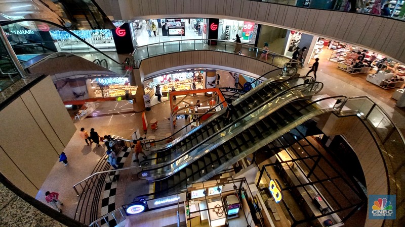Suasana pengunjung mall di Blok M Plaza, Jakarta, Selasa (11/7/2023). (CNBC Indonesia/Muhammad Sabki) Suasana pengunjung mall di Blok M Plaza, Jakarta, Selasa (11/7/2023). (CNBC Indonesia/Muhammad Sabki)
