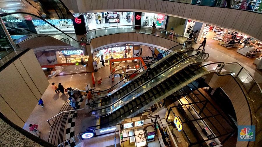 Suasana pengunjung mall di Blok M Plaza, Jakarta, Selasa (11/7/2023). (CNBC Indonesia/Muhammad Sabki)