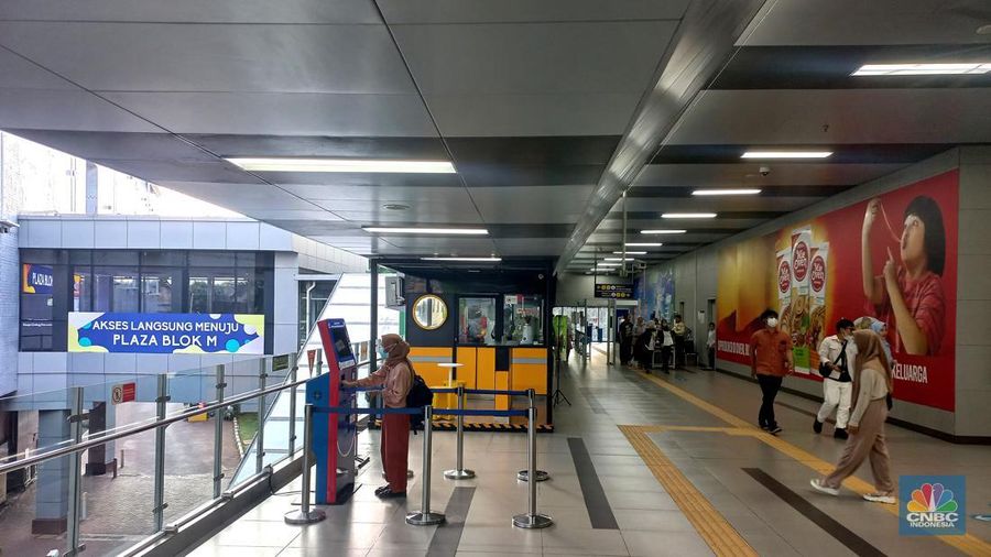 Suasana pengunjung mall di Blok M Plaza, Jakarta, Selasa (11/7/2023). (CNBC Indonesia/Muhammad Sabki)