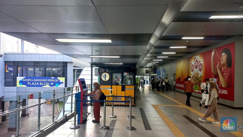Suasana pengunjung mall di Blok M Plaza, Jakarta, Selasa (11/7/2023). (CNBC Indonesia/Muhammad Sabki)