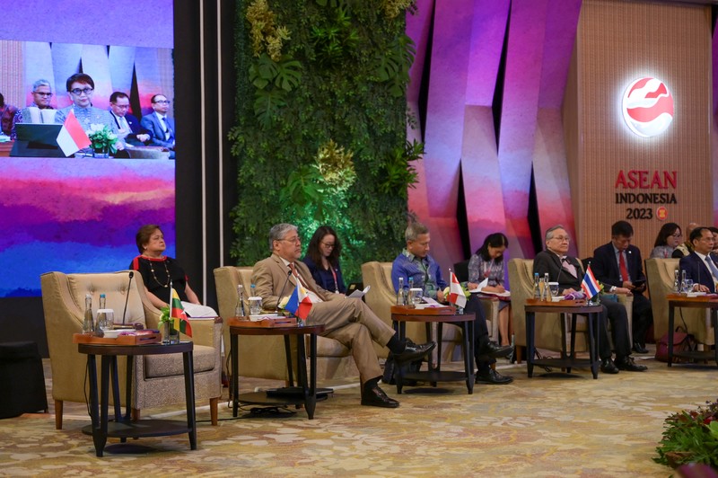Menteri Luar Negeri Retno Marsudi (kanan) menyambut kedatangan Sekretaris Jenderal ASEAN Kao Kim Hourn (kiri) sebelum Pertemuan ke-56 Menteri Luar Negeri ASEAN (AMM) di Jakarta, Selasa (11/7/2023). (CNBC Indonesia/Kemlu/Pool)