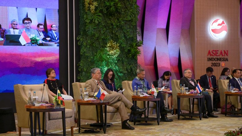 Menteri Luar Negeri Retno Marsudi (kanan) menyambut kedatangan Sekretaris Jenderal ASEAN Kao Kim Hourn (kiri) sebelum Pertemuan ke-56 Menteri Luar Negeri ASEAN (AMM) di Jakarta, Selasa (11/7/2023). (CNBC Indonesia/Kemlu/Pool)