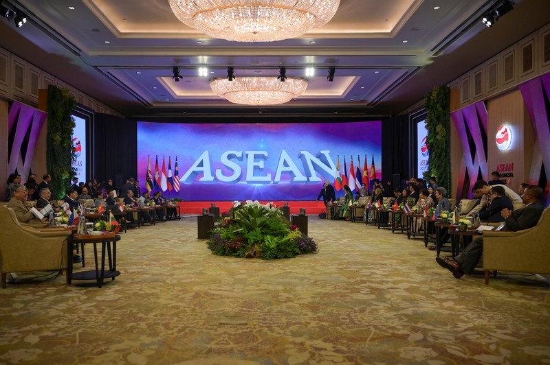 Menteri Luar Negeri Retno Marsudi (kanan) menyambut kedatangan Sekretaris Jenderal ASEAN Kao Kim Hourn (kiri) sebelum Pertemuan ke-56 Menteri Luar Negeri ASEAN (AMM) di Jakarta, Selasa (11/7/2023). Menteri Luar Negeri Retno Marsudi (kanan) menyambut kedatangan Sekretaris Jenderal ASEAN Kao Kim Hourn (kiri) sebelum Pertemuan ke-56 Menteri Luar Negeri ASEAN (AMM) di Jakarta, Selasa (11/7/2023). (CNBC Indonesia/Kemlu/Pool)