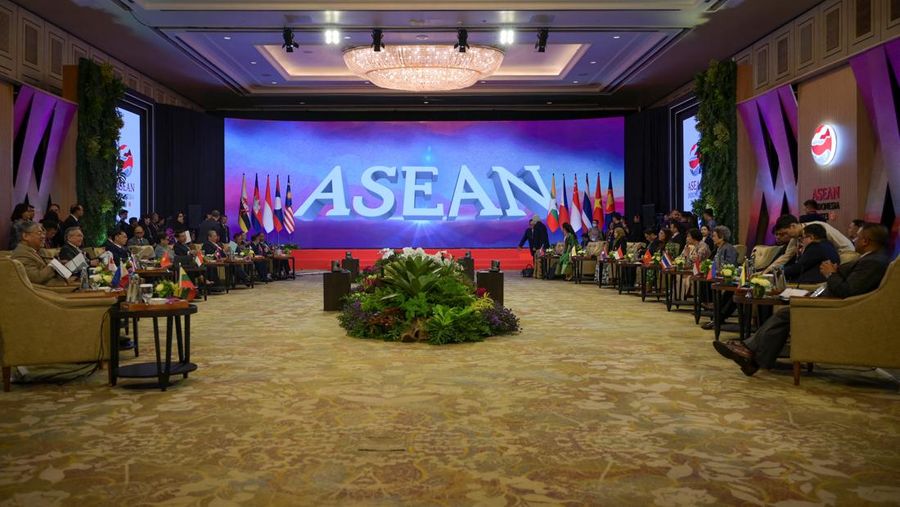 Menteri Luar Negeri Retno Marsudi (kanan) menyambut kedatangan Sekretaris Jenderal ASEAN Kao Kim Hourn (kiri) sebelum Pertemuan ke-56 Menteri Luar Negeri ASEAN (AMM) di Jakarta, Selasa (11/7/2023). (CNBC Indonesia/Kemlu/Pool)