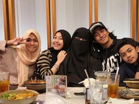 Umi Pipik Dukung Anak Nikah Muda, Ini Risiko Finansialnya!