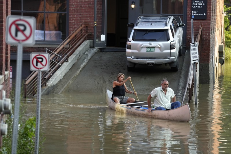 Banjir landa Richmond, Vermont, Amerika Serikat. (AP Photo/Steven Senne) Banjir landa Richmond, Vermont, Amerika Serikat. (AP Photo/Steven Senne)