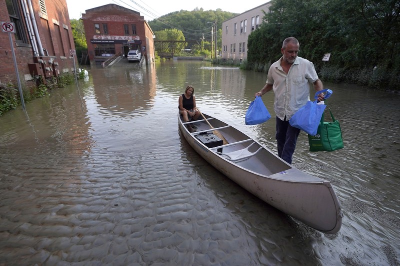 Banjir landa Richmond, Vermont, Amerika Serikat. (AP Photo/Steven Senne) Banjir landa Richmond, Vermont, Amerika Serikat. (AP Photo/Steven Senne)