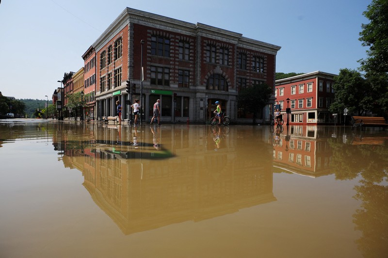 Banjir landa Richmond, Vermont, Amerika Serikat. (AP Photo/Steven Senne) Banjir landa Richmond, Vermont, Amerika Serikat. (AP Photo/Steven Senne)