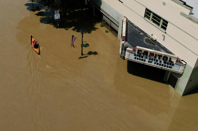 Banjir landa Richmond, Vermont, Amerika Serikat. (AP Photo/Steven Senne) Banjir landa Richmond, Vermont, Amerika Serikat. (AP Photo/Steven Senne)