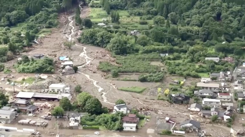 Foto yang diambil dari helikopter menunjukkan operasi pencarian dan penyelamatan berlanjut di lokasi tanah longsor setelah hujan lebat di Karatsu, Prefektur Saga, Jepang dalam foto yang diambil oleh Kyodo pada 11 Juli 2023. Foto yang diambil dari helikopter menunjukkan operasi pencarian dan penyelamatan berlanjut di lokasi tanah longsor setelah hujan lebat di Karatsu, Prefektur Saga, Jepang dalam foto yang diambil oleh Kyodo pada 11 Juli 2023. (Mandatory credit Kyodo/via REUTERS)