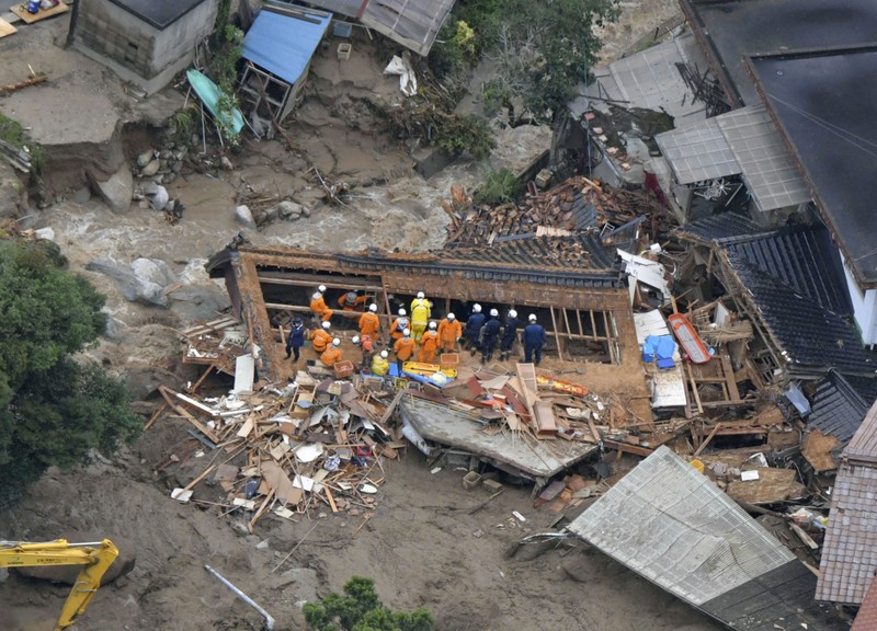 Foto yang diambil dari helikopter menunjukkan operasi pencarian dan penyelamatan berlanjut di lokasi tanah longsor setelah hujan lebat di Karatsu, Prefektur Saga, Jepang dalam foto yang diambil oleh Kyodo pada 11 Juli 2023. Foto yang diambil dari helikopter menunjukkan operasi pencarian dan penyelamatan berlanjut di lokasi tanah longsor setelah hujan lebat di Karatsu, Prefektur Saga, Jepang dalam foto yang diambil oleh Kyodo pada 11 Juli 2023. (Mandatory credit Kyodo/via REUTERS)