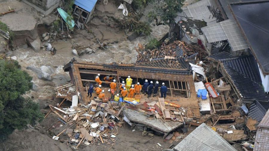 Foto yang diambil dari helikopter menunjukkan operasi pencarian dan penyelamatan berlanjut di lokasi tanah longsor setelah hujan lebat di Karatsu, Prefektur Saga, Jepang dalam foto yang diambil oleh Kyodo pada 11 Juli 2023. (Mandatory credit Kyodo/via REUTERS)
