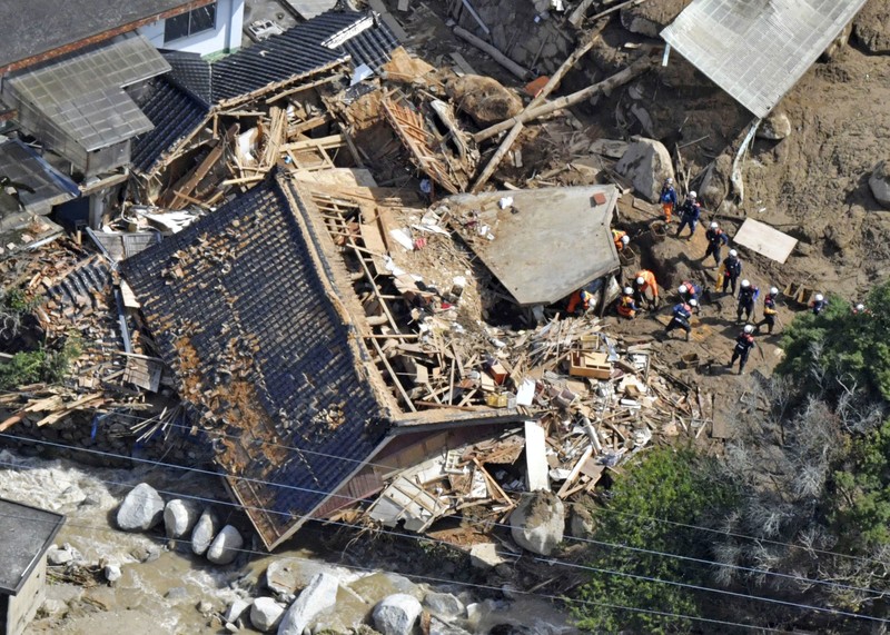 Foto yang diambil dari helikopter menunjukkan operasi pencarian dan penyelamatan berlanjut di lokasi tanah longsor setelah hujan lebat di Karatsu, Prefektur Saga, Jepang dalam foto yang diambil oleh Kyodo pada 11 Juli 2023. Foto yang diambil dari helikopter menunjukkan operasi pencarian dan penyelamatan berlanjut di lokasi tanah longsor setelah hujan lebat di Karatsu, Prefektur Saga, Jepang dalam foto yang diambil oleh Kyodo pada 11 Juli 2023. (Mandatory credit Kyodo/via REUTERS)