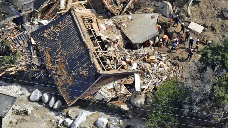 Foto yang diambil dari helikopter menunjukkan operasi pencarian dan penyelamatan berlanjut di lokasi tanah longsor setelah hujan lebat di Karatsu, Prefektur Saga, Jepang dalam foto yang diambil oleh Kyodo pada 11 Juli 2023. (Mandatory credit Kyodo/via REUTERS)