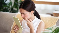 Alasan Medis Tak Boleh Asal Pencet Jerawat Area Segitiga Kematian di Wajah