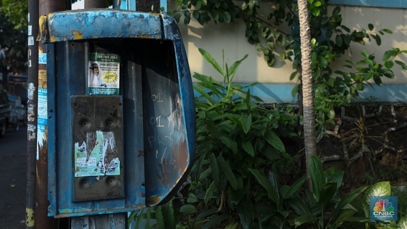 Kondisi telepon umum yang sudah tidak terpakai di kawasan Jakarta, Rabu (12/7/2023). Kondisi telepon umum yang sudah tidak terpakai di kawasan Jakarta, Rabu (12/7/2023). (CNBC Indonesia/Tri Susilo)