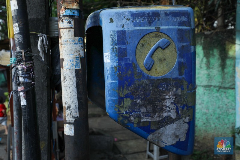 Kondisi telepon umum yang sudah tidak terpakai di kawasan Jakarta, Rabu (12/7/2023). Kondisi telepon umum yang sudah tidak terpakai di kawasan Jakarta, Rabu (12/7/2023). (CNBC Indonesia/Tri Susilo)