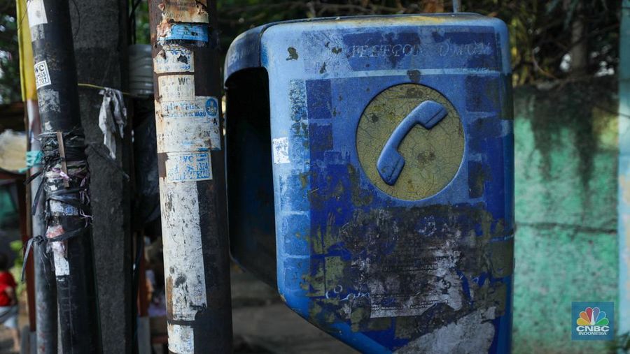 Kondisi telepon umum yang sudah tidak terpakai di kawasan Jakarta, Rabu (12/7/2023). (CNBC Indonesia/Tri Susilo)