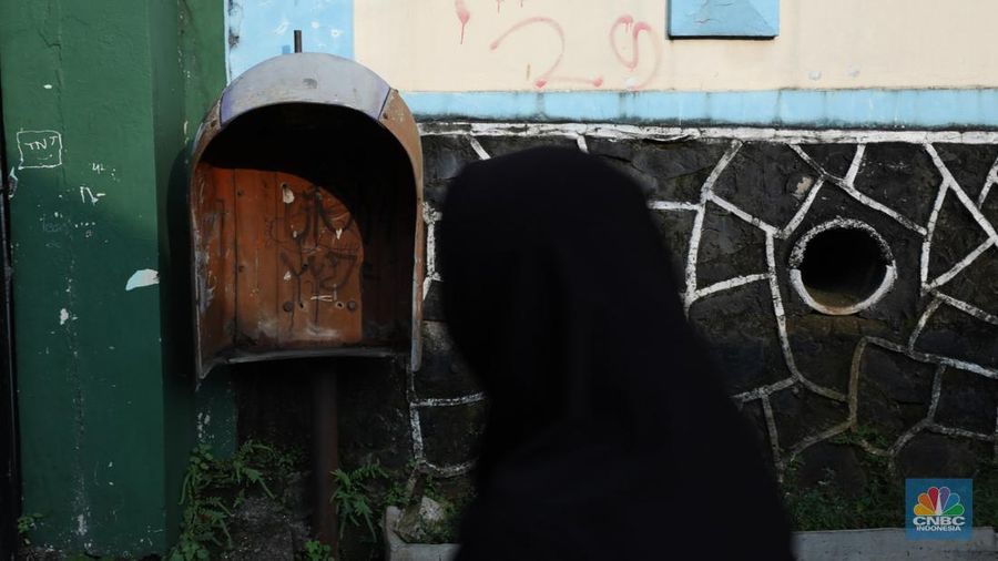 Kondisi telepon umum yang sudah tidak terpakai di kawasan Jakarta, Rabu (12/7/2023). (CNBC Indonesia/Tri Susilo)
