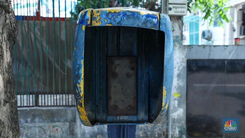 Kondisi telepon umum yang sudah tidak terpakai di kawasan Jakarta, Rabu (12/7/2023). (CNBC Indonesia/Tri Susilo)