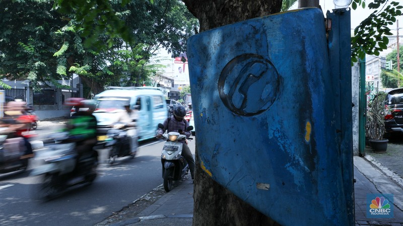 Kondisi telepon umum yang sudah tidak terpakai di kawasan Jakarta, Rabu (12/7/2023). Kondisi telepon umum yang sudah tidak terpakai di kawasan Jakarta, Rabu (12/7/2023). (CNBC Indonesia/Tri Susilo)