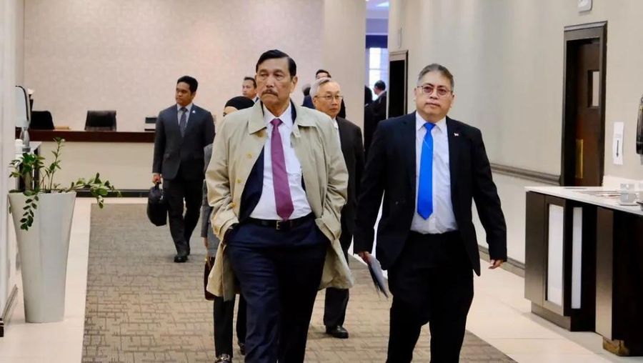 Menko Marves Luhut Binsar Pandjaitan disambut oleh Presiden Afrika Selatan Cyril Ramaphosa serta jajaran menteri yang lainnya saat kunjungan kerja beberapa negara Afrika. (Instagram @luhut.pandjaitan)