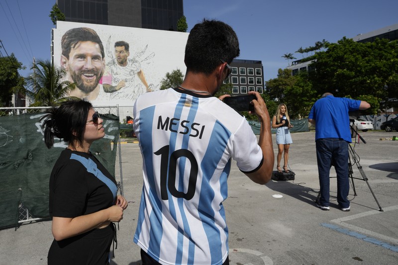 Mural raksasa dengan gambar Lionel Messi di kawasan Wynwood, Miami, Florida, Amerika Serikat. (AP Photo/Lynne Sladky) Mural raksasa dengan gambar Lionel Messi di kawasan Wynwood, Miami, Florida, Amerika Serikat. (AP Photo/Lynne Sladky)