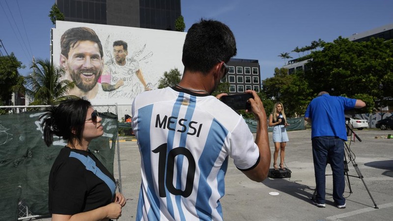 Mural raksasa dengan gambar Lionel Messi di kawasan Wynwood, Miami, Florida, Amerika Serikat. (AP Photo/Lynne Sladky)