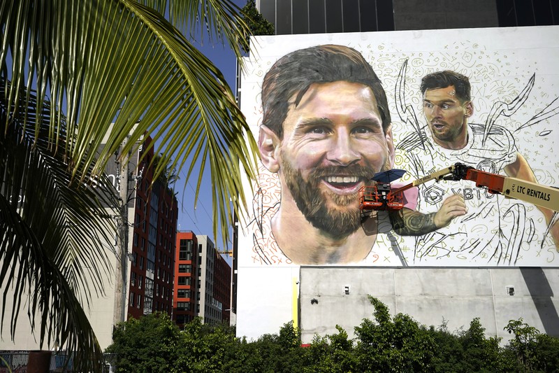 Mural raksasa dengan gambar Lionel Messi di kawasan Wynwood, Miami, Florida, Amerika Serikat. (AP Photo/Lynne Sladky) Mural raksasa dengan gambar Lionel Messi di kawasan Wynwood, Miami, Florida, Amerika Serikat. (AP Photo/Lynne Sladky)