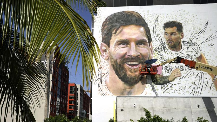 Mural raksasa dengan gambar Lionel Messi di kawasan Wynwood, Miami, Florida, Amerika Serikat. (AP Photo/Lynne Sladky)
