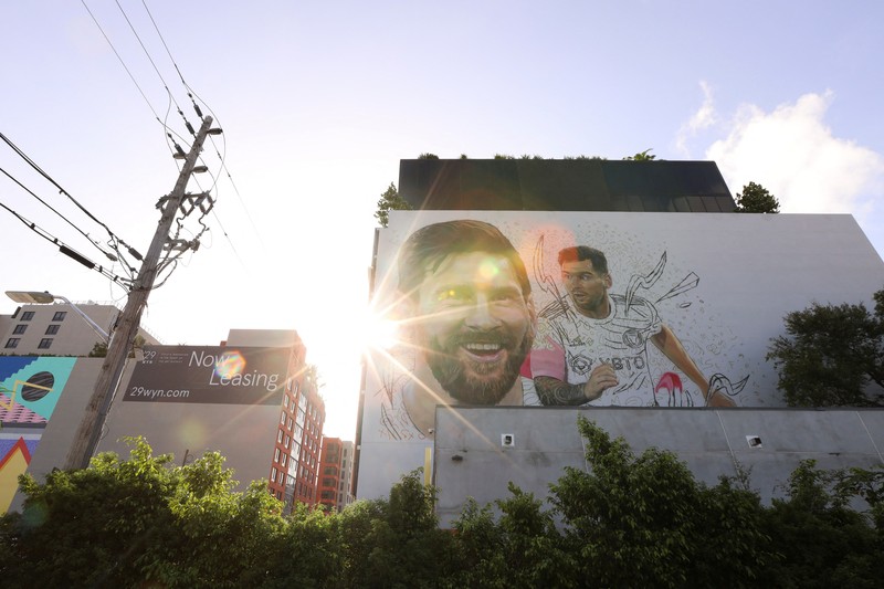 Mural raksasa dengan gambar Lionel Messi di kawasan Wynwood, Miami, Florida, Amerika Serikat. (AP Photo/Lynne Sladky) Mural raksasa dengan gambar Lionel Messi di kawasan Wynwood, Miami, Florida, Amerika Serikat. (AP Photo/Lynne Sladky)