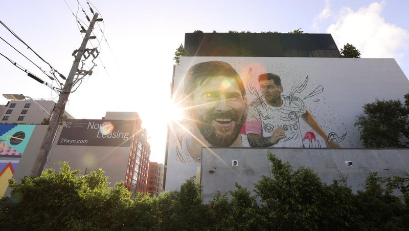 Mural raksasa dengan gambar Lionel Messi di kawasan Wynwood, Miami, Florida, Amerika Serikat. (AP Photo/Lynne Sladky)