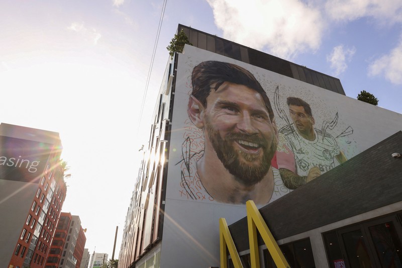 Mural raksasa dengan gambar Lionel Messi di kawasan Wynwood, Miami, Florida, Amerika Serikat. (AP Photo/Lynne Sladky) Mural raksasa dengan gambar Lionel Messi di kawasan Wynwood, Miami, Florida, Amerika Serikat. (AP Photo/Lynne Sladky)