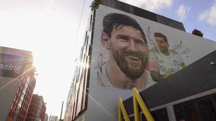 Mural raksasa dengan gambar Lionel Messi di kawasan Wynwood, Miami, Florida, Amerika Serikat. (AP Photo/Lynne Sladky)
