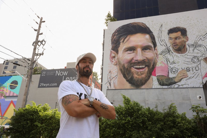 Mural raksasa dengan gambar Lionel Messi di kawasan Wynwood, Miami, Florida, Amerika Serikat. (AP Photo/Lynne Sladky)