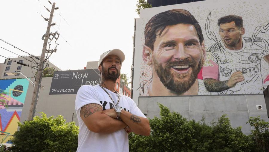 Mural raksasa dengan gambar Lionel Messi di kawasan Wynwood, Miami, Florida, Amerika Serikat. (AP Photo/Lynne Sladky)