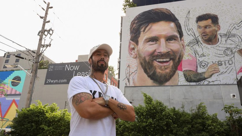 Mural raksasa dengan gambar Lionel Messi di kawasan Wynwood, Miami, Florida, Amerika Serikat. (AP Photo/Lynne Sladky)