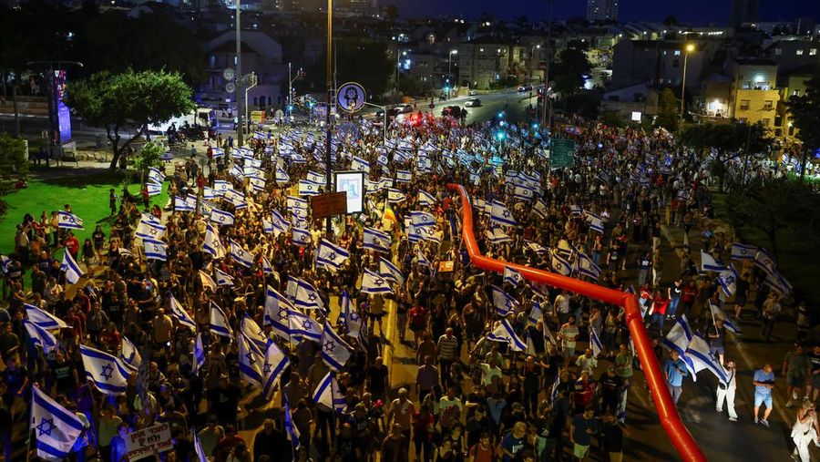 Orang-orang berdemonstrasi pada 'Hari Gangguan' sebagai protes terhadap Perdana Menteri Israel Benjamin Netanyahu dan perombakan peradilan pemerintah koalisi nasionalisnya, di Yerusalem 11 Juli 2023. (REUTERS/Ronen Zvulun)
