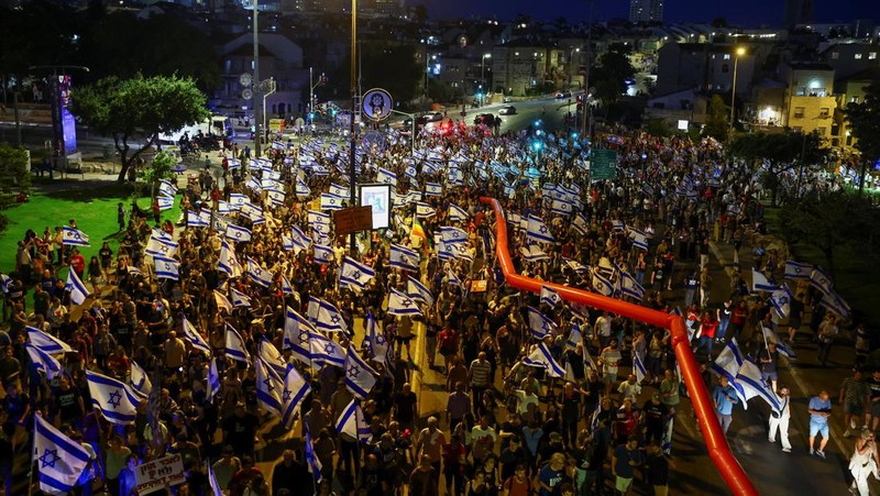 Orang-orang berdemonstrasi pada 'Hari Gangguan' sebagai protes terhadap Perdana Menteri Israel Benjamin Netanyahu dan perombakan peradilan pemerintah koalisi nasionalisnya, di Yerusalem 11 Juli 2023. (REUTERS/Ronen Zvulun)