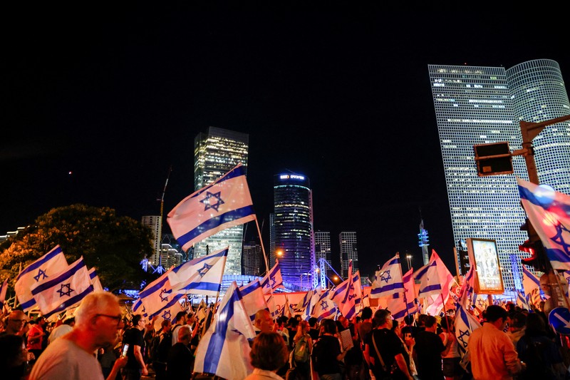 Orang-orang berdemonstrasi pada 'Hari Gangguan' sebagai protes terhadap Perdana Menteri Israel Benjamin Netanyahu dan perombakan peradilan pemerintah koalisi nasionalisnya, di Yerusalem 11 Juli 2023. (REUTERS/Ronen Zvulun)