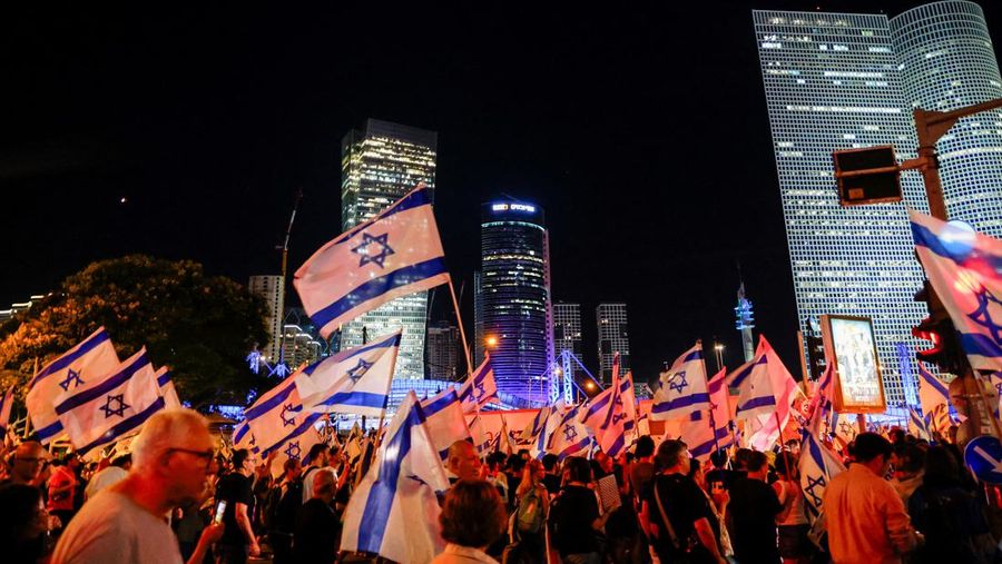 Orang-orang berdemonstrasi pada 'Hari Gangguan' sebagai protes terhadap Perdana Menteri Israel Benjamin Netanyahu dan perombakan peradilan pemerintah koalisi nasionalisnya, di Yerusalem 11 Juli 2023. (REUTERS/Ronen Zvulun)