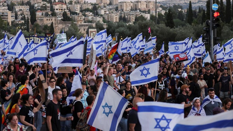 Orang-orang berdemonstrasi pada 'Hari Gangguan' sebagai protes terhadap Perdana Menteri Israel Benjamin Netanyahu dan perombakan peradilan pemerintah koalisi nasionalisnya, di Yerusalem 11 Juli 2023. (REUTERS/Ronen Zvulun)