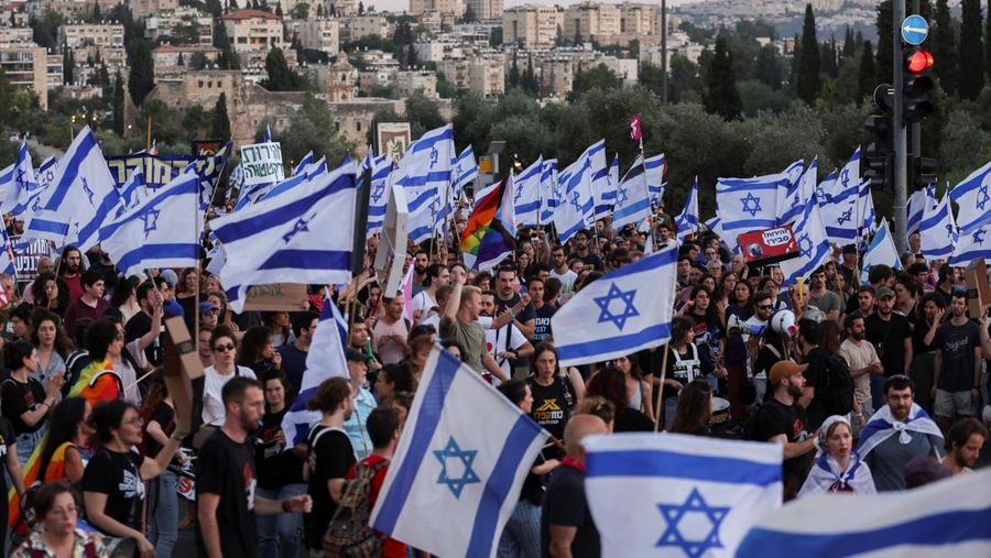 Orang-orang berdemonstrasi pada 'Hari Gangguan' sebagai protes terhadap Perdana Menteri Israel Benjamin Netanyahu dan perombakan peradilan pemerintah koalisi nasionalisnya, di Yerusalem 11 Juli 2023. (REUTERS/Ronen Zvulun)