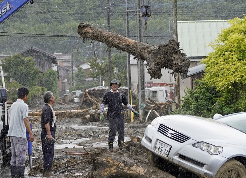 Foto yang diambil dari helikopter menunjukkan operasi pencarian dan penyelamatan berlanjut di lokasi tanah longsor setelah hujan lebat di Karatsu, Prefektur Saga, Jepang dalam foto yang diambil oleh Kyodo pada 11 Juli 2023. (Mandatory credit Kyodo/via REUTERS)