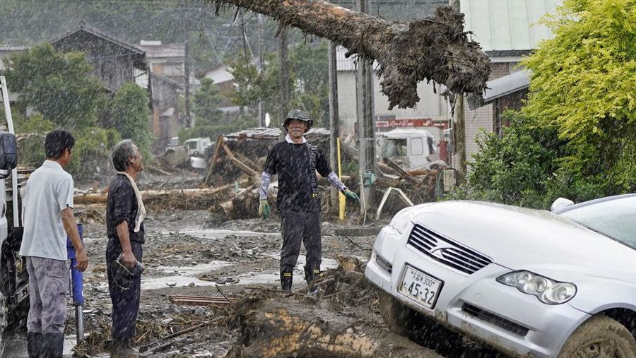 Foto yang diambil dari helikopter menunjukkan operasi pencarian dan penyelamatan berlanjut di lokasi tanah longsor setelah hujan lebat di Karatsu, Prefektur Saga, Jepang dalam foto yang diambil oleh Kyodo pada 11 Juli 2023. (Mandatory credit Kyodo/via REUTERS)
