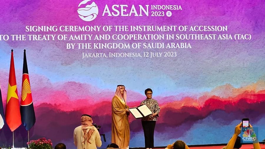 Penandatanganan Aksesi TAC oleh Menteri Luar Negeri Arab Saudi Pangeran Faisal bin Farhan Al Saud bersama Menteri LUar Negeri RI Retno Marsudi di Jakarta, Rabu (12/7/2023). (CNBC Indonesia/Thea Fathanah Arbar)