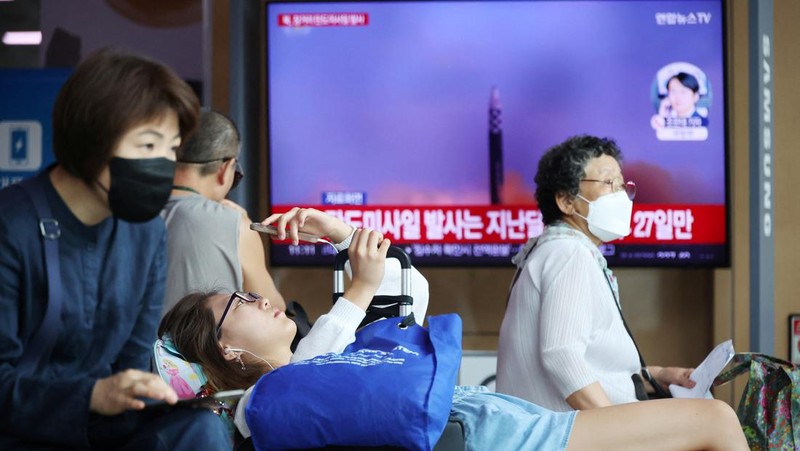 Sebuah layar TV menunjukkan gambar file peluncuran rudal Korea Utara selama program berita di Stasiun Kereta Api Seoul di Seoul, Korea Selatan, Rabu, 12 Juli 2023. Korea Utara meluncurkan rudal balistik jarak jauh ke arah perairan timurnya pada hari Rabu. tetangga mengatakan, dua hari setelah Korea Utara mengancam konsekuensi 