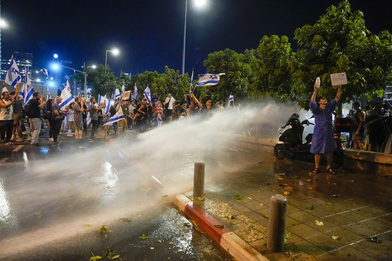 Orang-orang berdemonstrasi pada 'Hari Gangguan' sebagai protes terhadap Perdana Menteri Israel Benjamin Netanyahu dan perombakan peradilan pemerintah koalisi nasionalisnya, di Yerusalem 11 Juli 2023. (REUTERS/Ronen Zvulun)