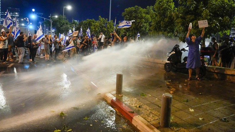Orang-orang berdemonstrasi pada 'Hari Gangguan' sebagai protes terhadap Perdana Menteri Israel Benjamin Netanyahu dan perombakan peradilan pemerintah koalisi nasionalisnya, di Yerusalem 11 Juli 2023. (REUTERS/Ronen Zvulun)