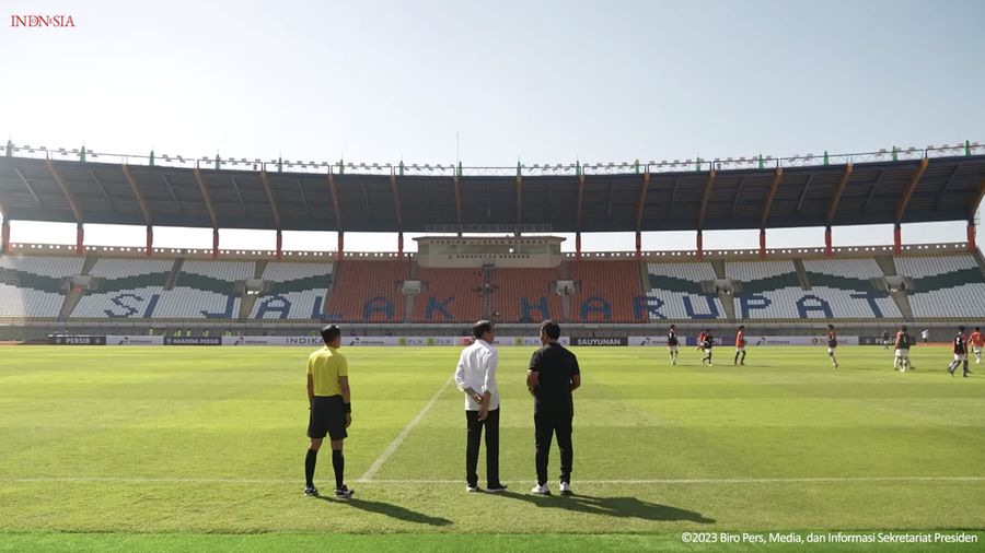 Presiden Jokowi Tinjau Stadion Si Jalak Harupat dan Seleksi Timnas U-17, Bandung, (12/7/2023). (Tangkapan Layar Yotuube Sekreteriat Presiden)